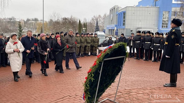 В Брянске в День героев Отечества у памятника «Круговая оборона» возложили цветы