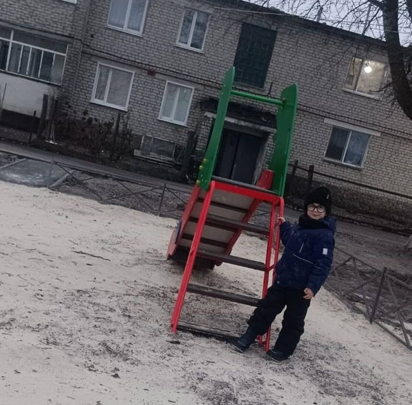 В поселке Комаричи становятся уютными дворовые территории многоквартирных домов