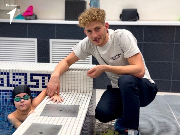 Шестилетний Тимур Соломатин встретился с брянским пловцом Ильей Бородиным