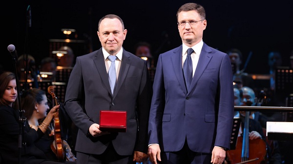 Сотрудники «Брянскэнерго» и «Брянскэлектро» отмечены наградами ко Дню энергетика