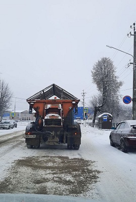 Очищают от снега и обрабатывают дороги в Жуковском муниципальном округе