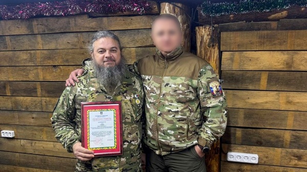 Брянского священника за работу в зоне СВО наградил Александр Богомаз