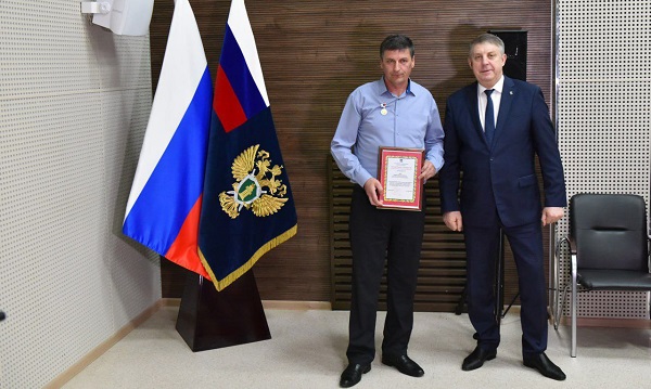 Александр Богомаз вручил награды сотрудникам брянской прокуратуры