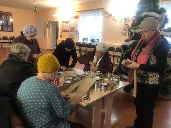 В Гостиловке изготавливают окопные свечи для участников СВО