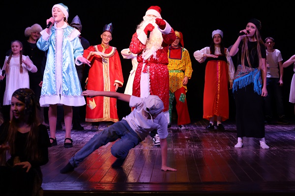 В Жуковском КДЦ прошел конкурс новогодних шоу-программ «Новый Год и все-все-все!»