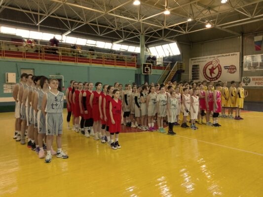 Рождественский турнир по баскетболу среди юношей и девушек проходит в Новозыбкове