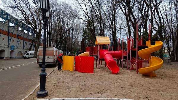 В брянском парке-музее имени Толстого завершается монтаж детской и спортплощадки