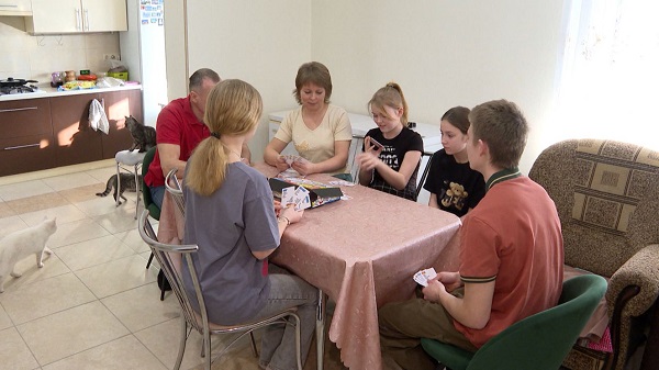 Приемные родители Брянщины получат увеличенную ежемесячную региональную выплату