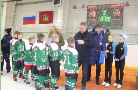 Губернатор Брянской области Александр Богомаз наградил юных хоккеистов