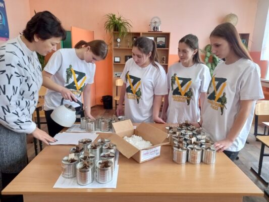 Комаричские студенты изготовили блиндажные свечи для участников СВО