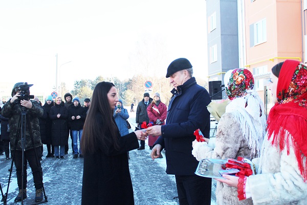 Жуковским детям-сиротам вручили ключи от новых квартир