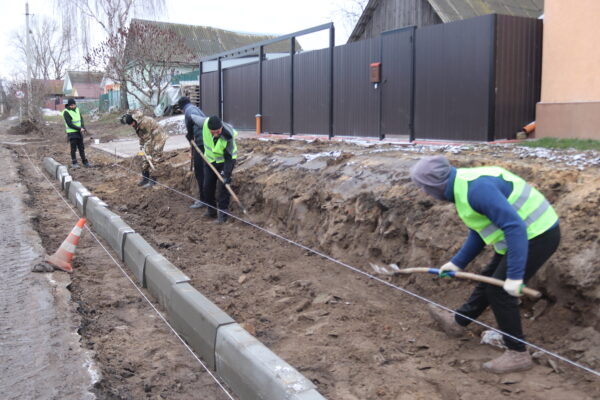 В трубчевской деревне Красное строят новый тротуар