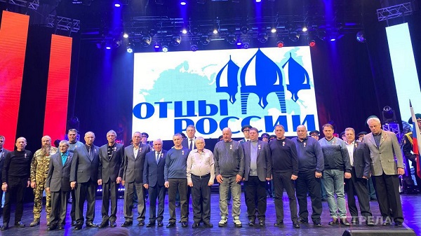 Александр Богомаз наградил брянцев медалями «Отец солдата»