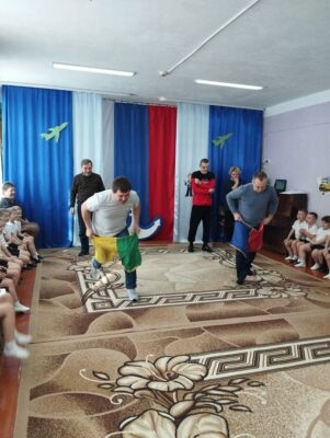 Спортивный праздник «Будем Родине служить!» прошел в Суземском детском саду «Журавушка»