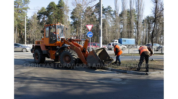 В Брянске на уборку улиц вышли 80 коммунальщиков и 70 машин