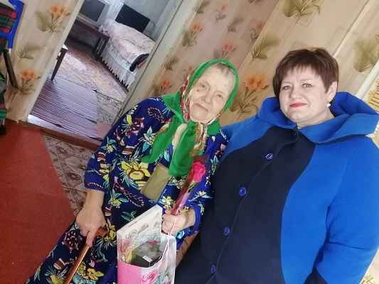 В Шамордино поздравили бывшую узницу концлагеря с праздником