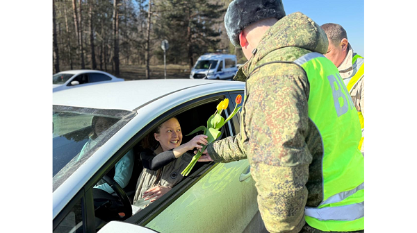 В Брянске автоинспекторы устроили акцию «Цветы для автоледи»