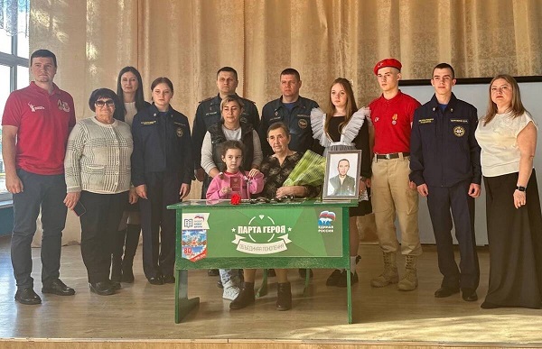 В Комаричской средней школе №1 состоялось торжественное открытие «Парты Героя»