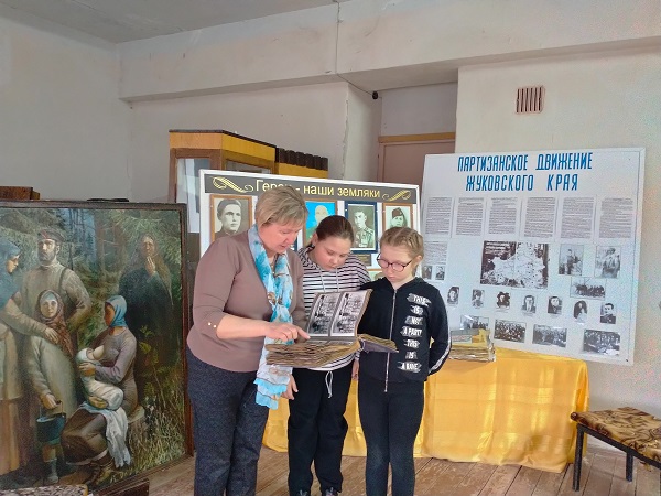 В Орловском СДК прошла познавательная экскурсия «Нашей памяти обелиски»