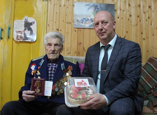 В Жуковском округе стартовало вручение медалей ветеранам в честь 80-летия Победы