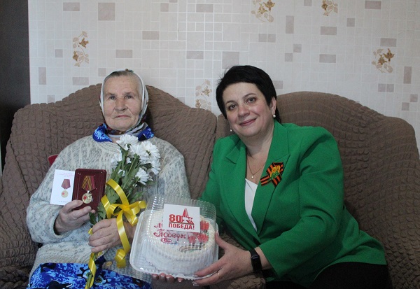 В Жуковском округе продолжается вручение юбилейных медалей