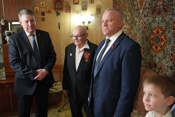 Губернатор Александр Богомаз вручил Николаю Кирюхину медаль в честь 80-летия Победы