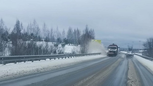 В Брянской области продолжается очистка и обработка дорог