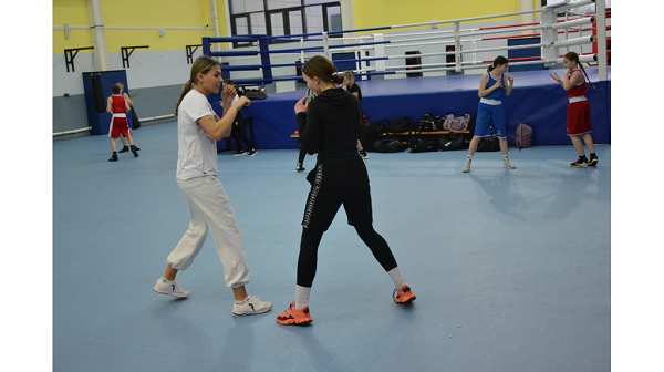 Тренировку с юными брянскими боксерами провела призер чемпионата мира Елена Бабичева