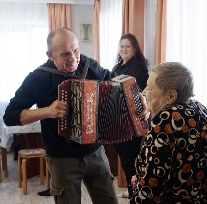 Под мелодию «Катюши» вручили медали ветеранам в Климовском районе