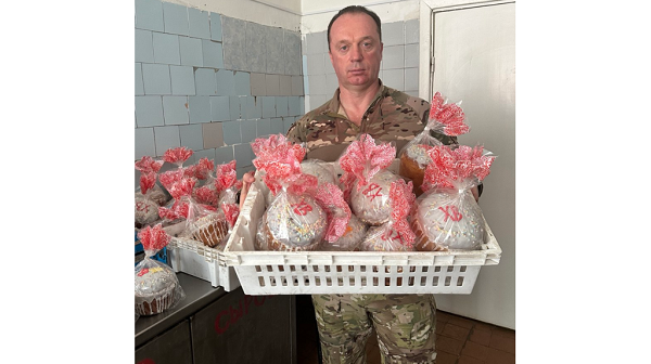 Командир батальона «БАРС-Брянск» Антошин передал пасхальные куличи бойцам отряда