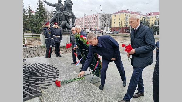 Губернатор Александр Богомаз и почетные гости церемонии награждения премией «Возвращение в жизнь» почтили память Героев Отечества