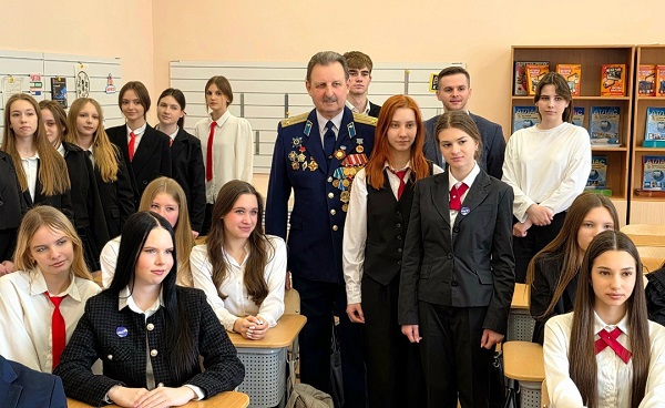 В преддверии Дня космонавтики ветераны авиации Брянска встретились с учащимися Центра образования «Перспектива»