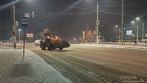 На очистку дорог в Брянске вышла  специальная техника