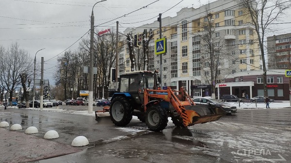 В Брянске продолжается очистка дорог