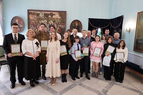 В Овстуге подвели итоги ХI Межрегионального молодежного поэтического фестиваля «Великий праздник молодости чудной»