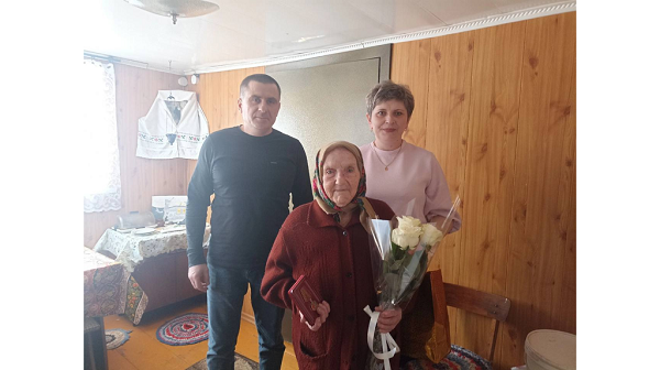 Тамаре Макаренко из Климовского района вручили юбилейную медаль к 80-летию Победы