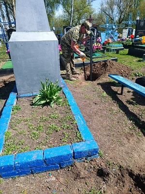 Бойцы «БАРС – Брянск» приводят в порядок памятники и воинские захоронения