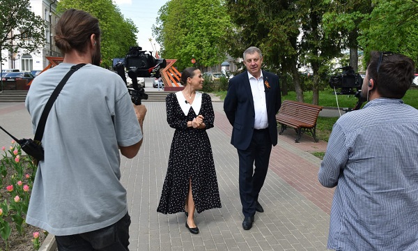 Брянский губернатор принял участие в съемках проекта «Большие семьи большой страны» вместе с Барановской