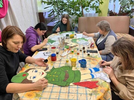 В Унече к празднованию 80-летия Победы в Великой Отечественной войне украсили отделение КЦСОН