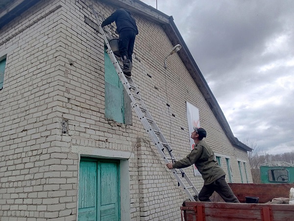 В Быковичах на субботнике ремонтировали здание сельского клуба