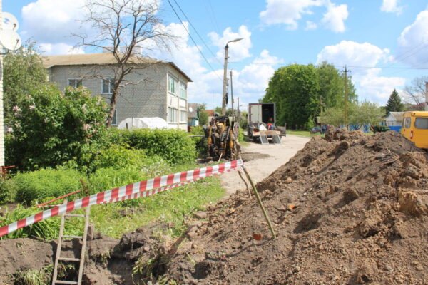 В райцентре Комаричи по нацпроекту ремонтируют водопроводную сеть