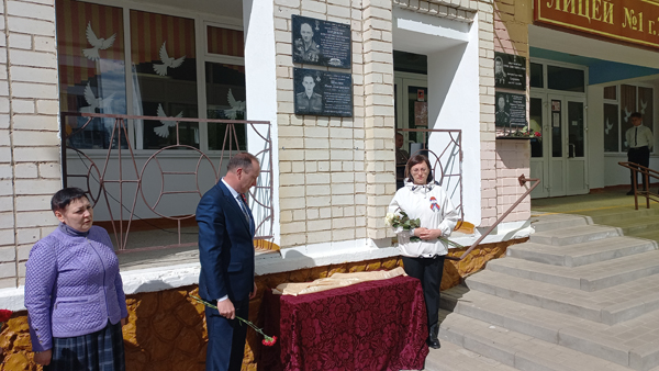 На фасаде лицея в Жуковке открыли мемориальную доску