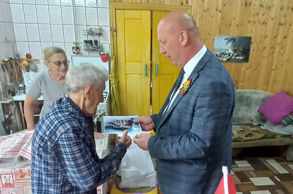 Глава администрации округа поздравил ветерана Великой Отечественной с Днём Победы