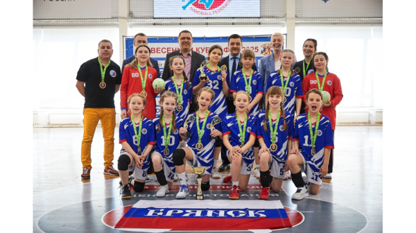 Юные брянские гандболистки одержали победу в весеннем Кубке Федерации