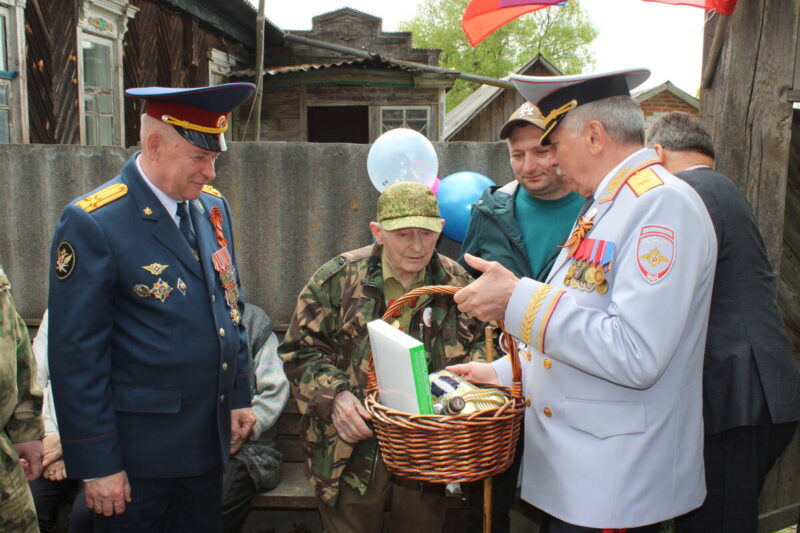 В Стародубском округе торжественно поздравили с 80-летием Победы единственного ветерана Великой Отечественной войны