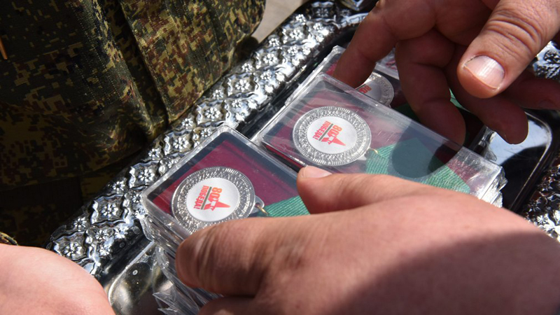 Брянские участники парада в честь Великой Победы награждены памятными медалями