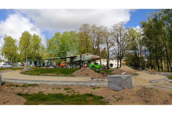 В брянском Новозыбкове продолжаются работы по благоустройству сквера у Самолета