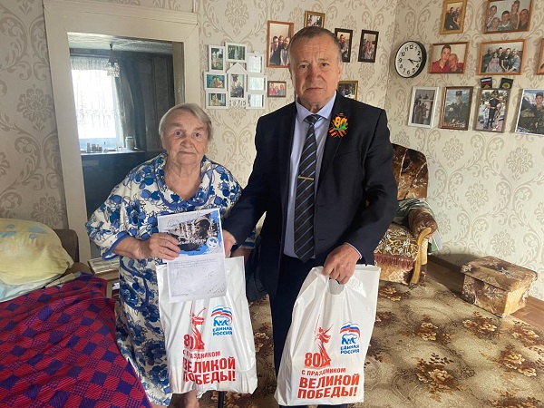 Глава округа поздравил с наступающим праздником Екатерину Лысенкову