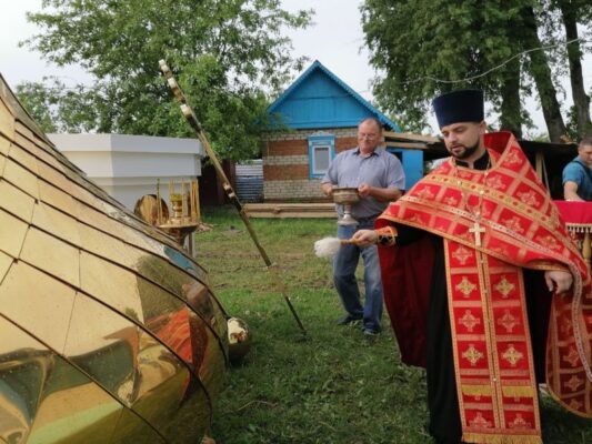 Храм в Клинцовском районе обрёл новые купол и крест