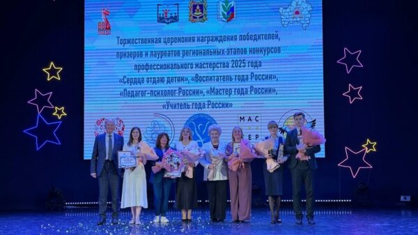 В Брянском губернаторском Дворце имени Гагарина наградили лучших педагогов, воспитателей и мастеров